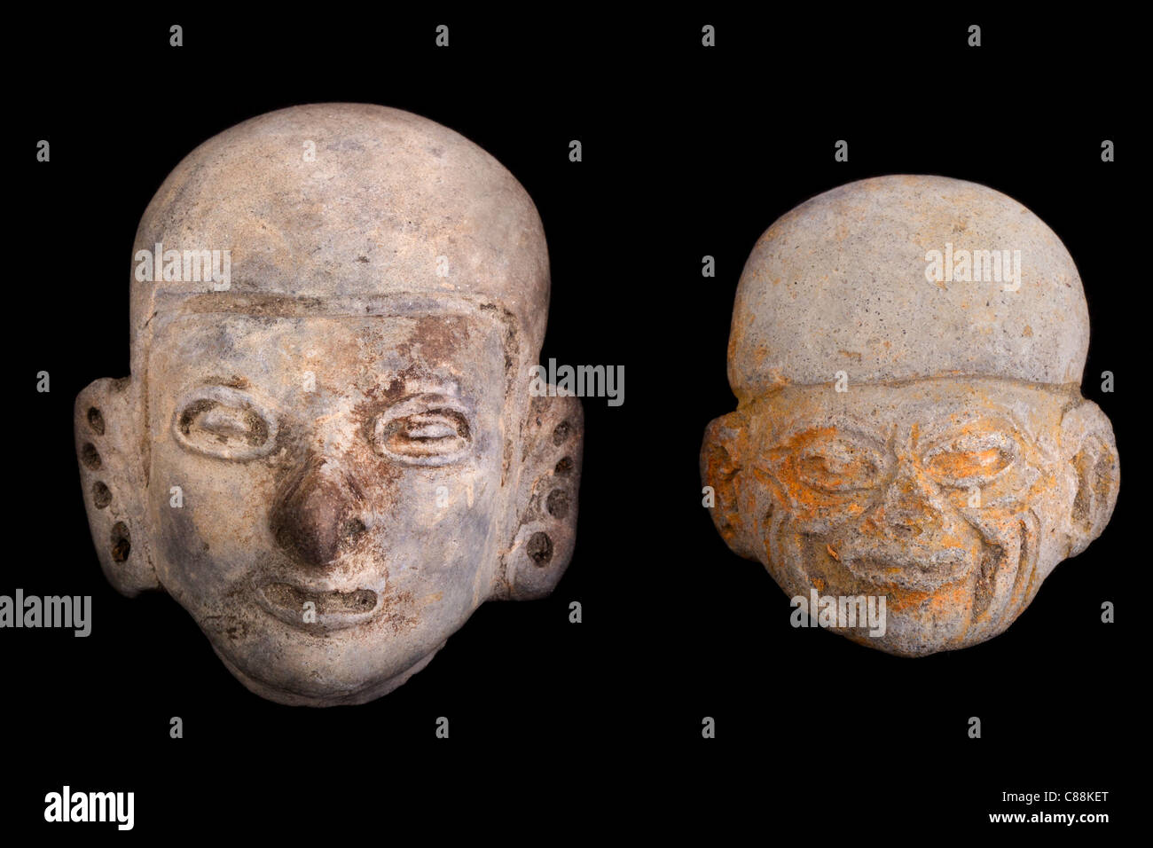 Deux anciennes amulettes sculpté dans la roche entre 100 500bc trouvés en Equateur Esmeralda Province Isolated On Black Banque D'Images