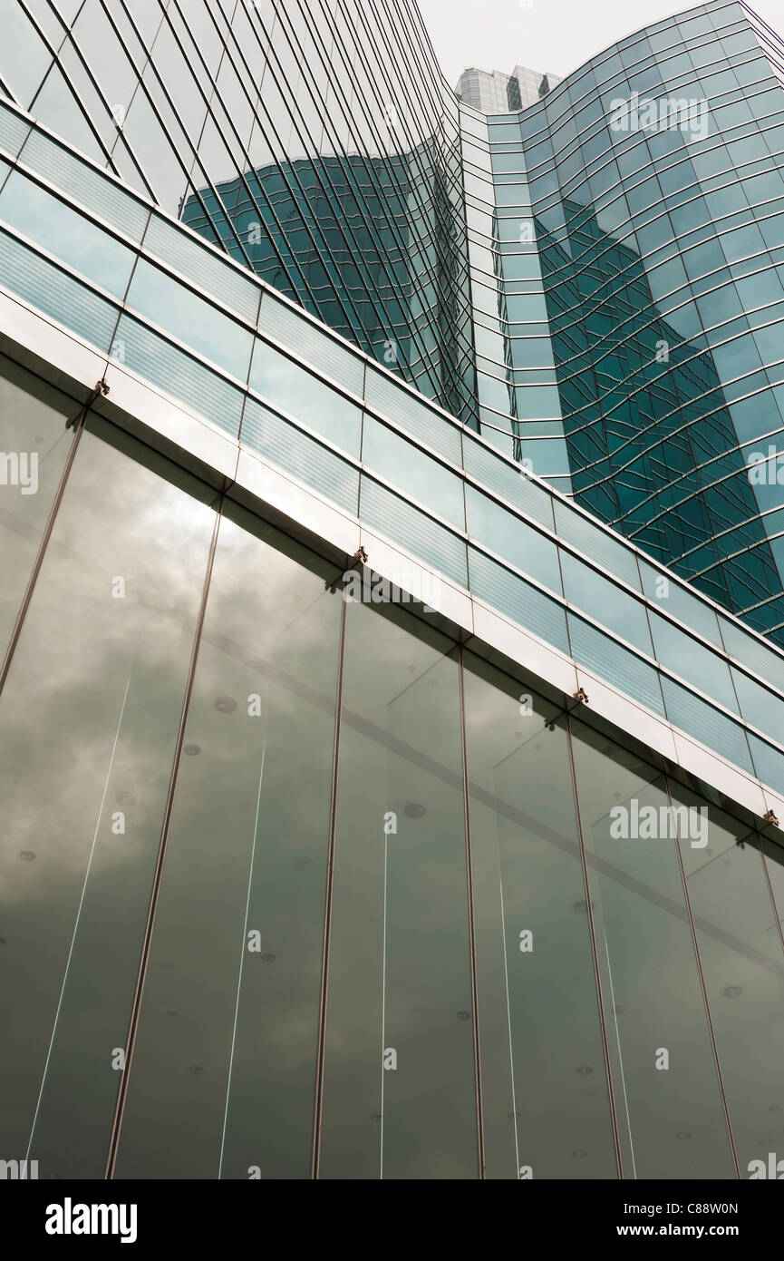 L'architecture moderne de l'hôtel Harbour Grand Kowloon Promenade au bord de l'eau de Hong Kong Chine Asie Banque D'Images