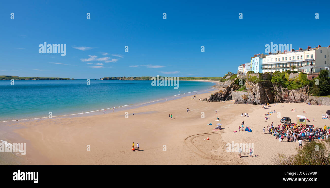 Castle Beach et South Beach, Tenby, Pembrokeshire Wales à l'île de Caldey en arrière-plan Banque D'Images
