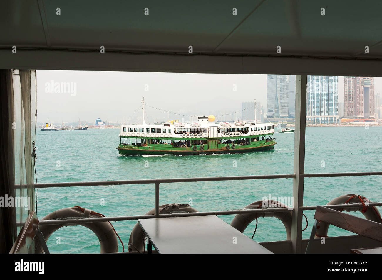 Le Livre vert et blanc ligne Star Ferry Boat Service Étoile céleste de la voile dans le port de Victoria à Kowloon Hong Kong Chine Asie Banque D'Images