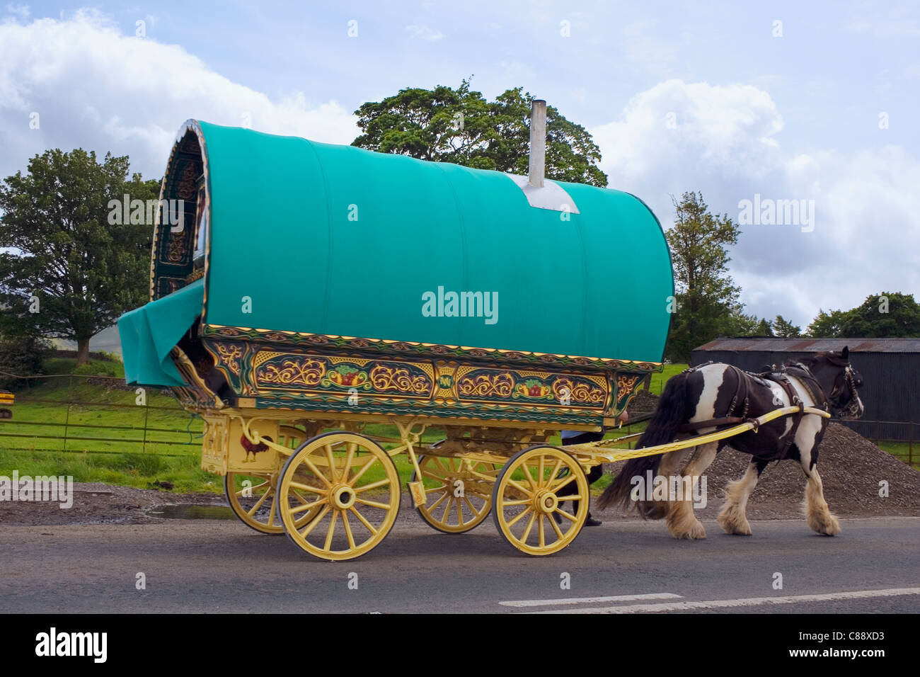 Vardo ou un chariot tiré par des chevaux traditionnels utilisés par la roms. Banque D'Images