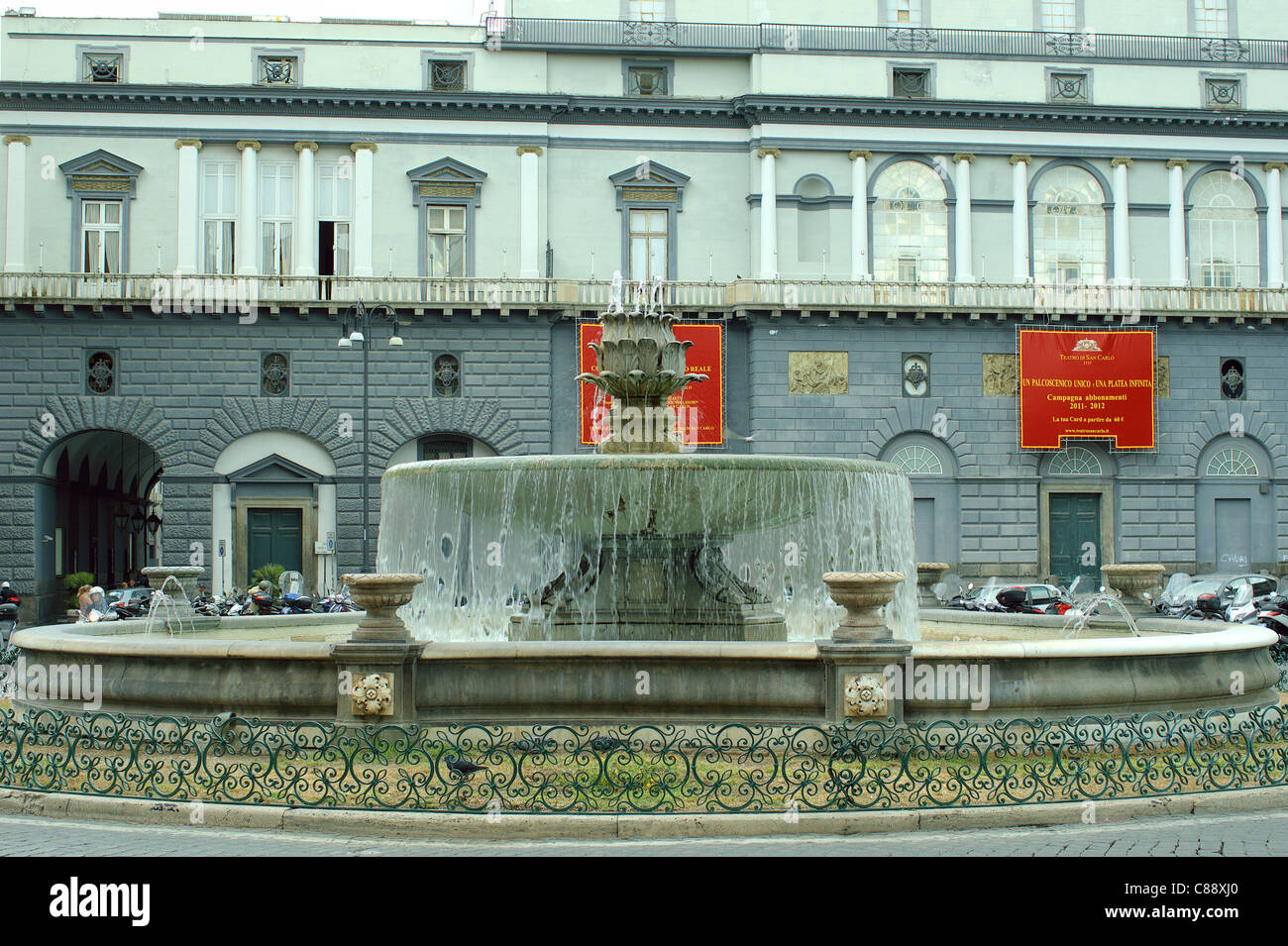 La fontaine de la Piazza Trento e Trieste Italie Naples Banque D'Images