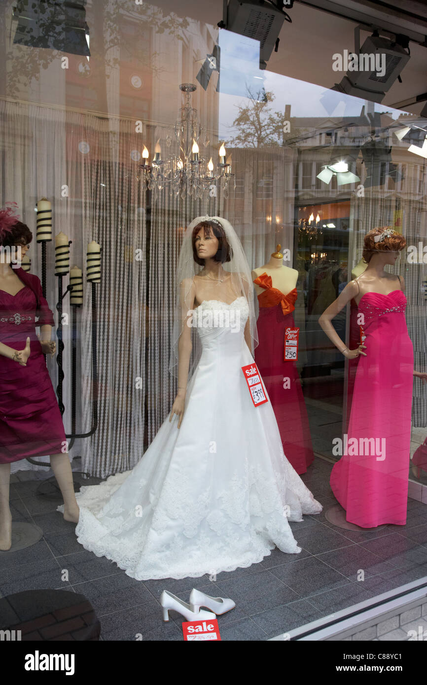 Des robes de dans la fenêtre d'une suite nuptiale shop centre-ville de Belfast en Irlande du Nord uk Banque D'Images