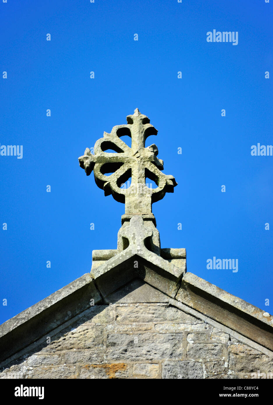 Croix ornementale endommagé sur gable fin. Église de Saint Cuthbert. Plus de Kellet, Lancashire, Angleterre, Royaume-Uni, Europe. Banque D'Images