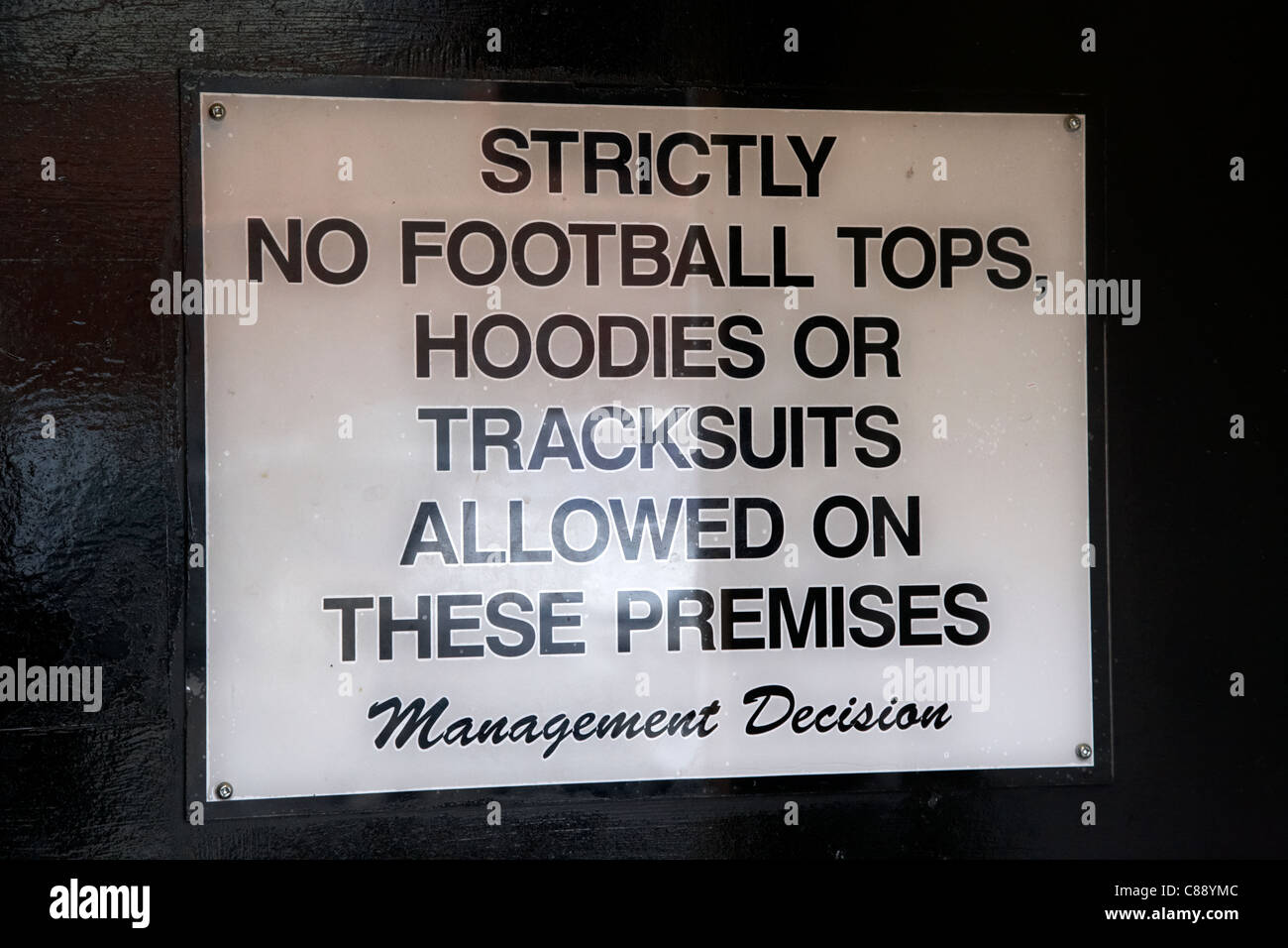 Restriction d'entrée signe sur un pub dans le centre-ville de Belfast en Irlande du Nord uk no foot tops chemises ou vestes Banque D'Images
