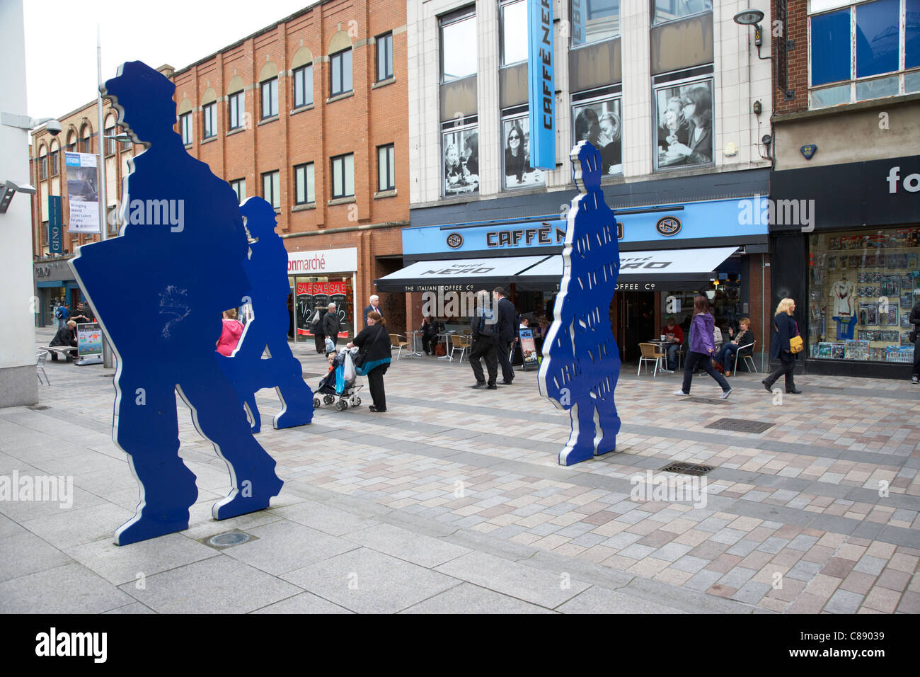 Chiffres en bleu l'art public sur la rue ann st zone piétonne et commerçante du centre-ville de Belfast en Irlande du Nord uk Banque D'Images