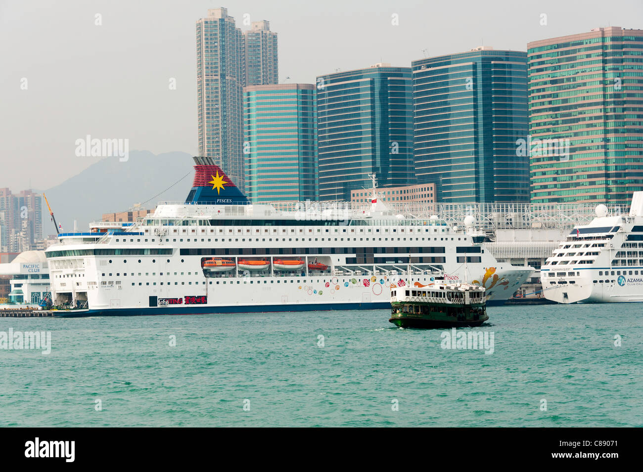 Les bateaux de croisière amarrés dans le port de Victoria avec Star Ferry de Kowloon Hong Kong Chine Asie Banque D'Images