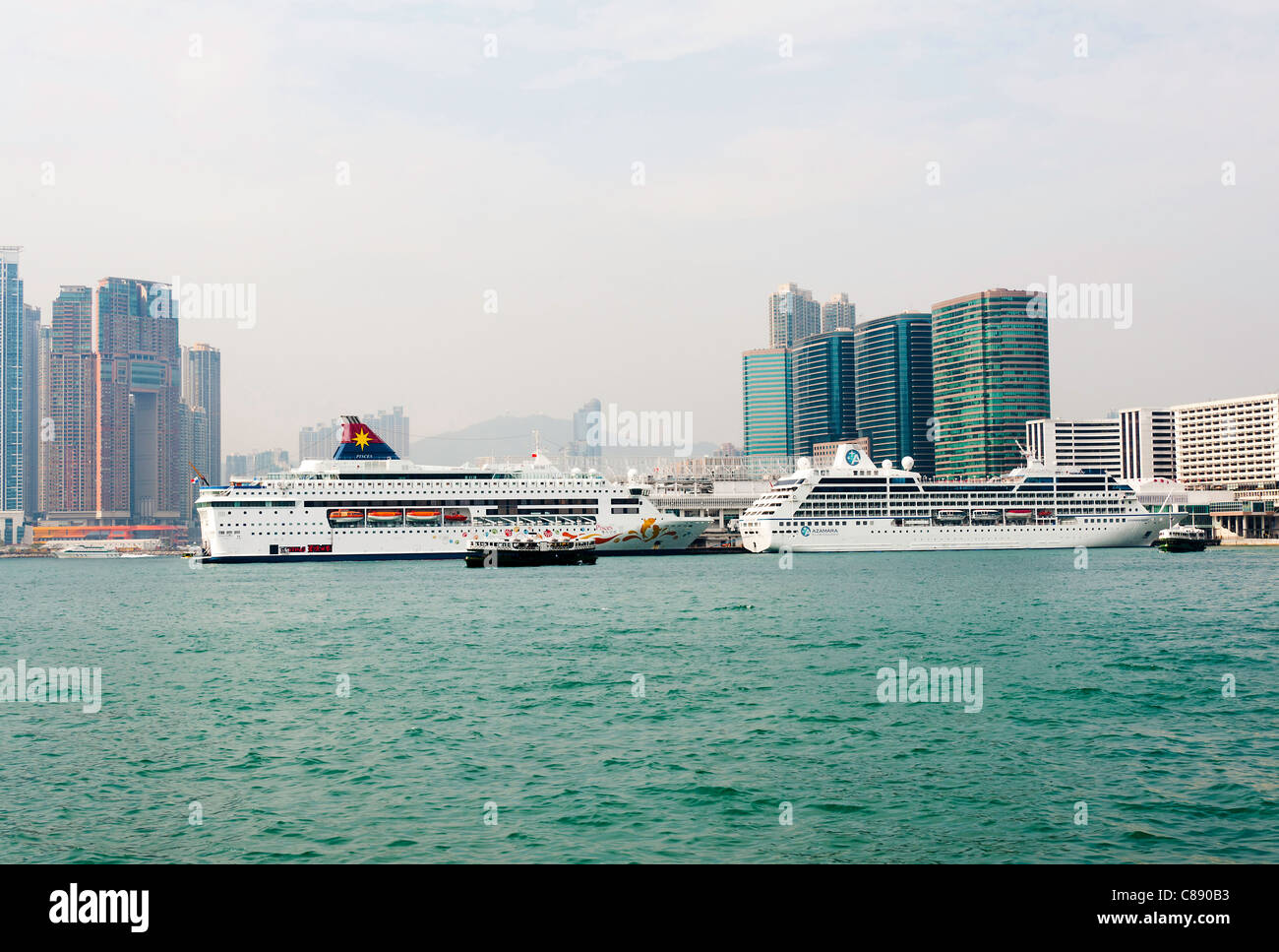 Les bateaux de croisière amarrés dans le port de Victoria avec Star Ferry de Kowloon Hong Kong Chine Asie Banque D'Images