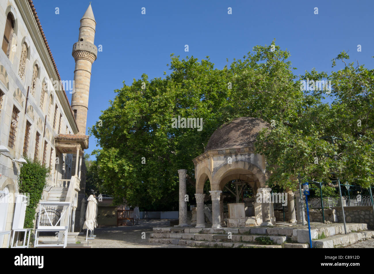 L'arbre d'Hippocrates et Loggia mosquée de Plateia Platanou, Kos Town, Kos, Grèce Banque D'Images