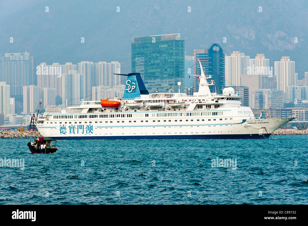 Bateau de croisière ancrés dans le port de Victoria près de Kowloon Hong Kong Chine Asie Banque D'Images