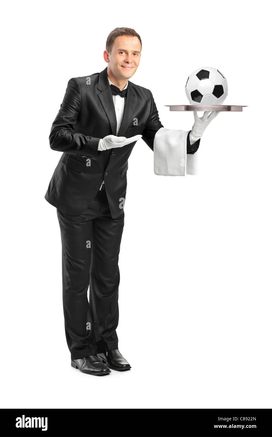 Portrait d'un butler avec papillon tenant un plateau avec un ballon de football sur elle Banque D'Images