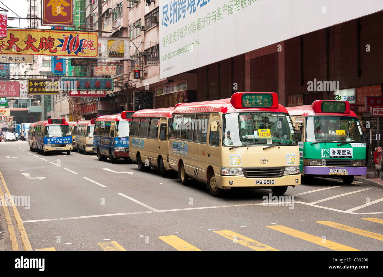 Seul les bus en bois devant les boutiques dans Tung Choi Street Kowloon Hong Kong Chine Asie Banque D'Images
