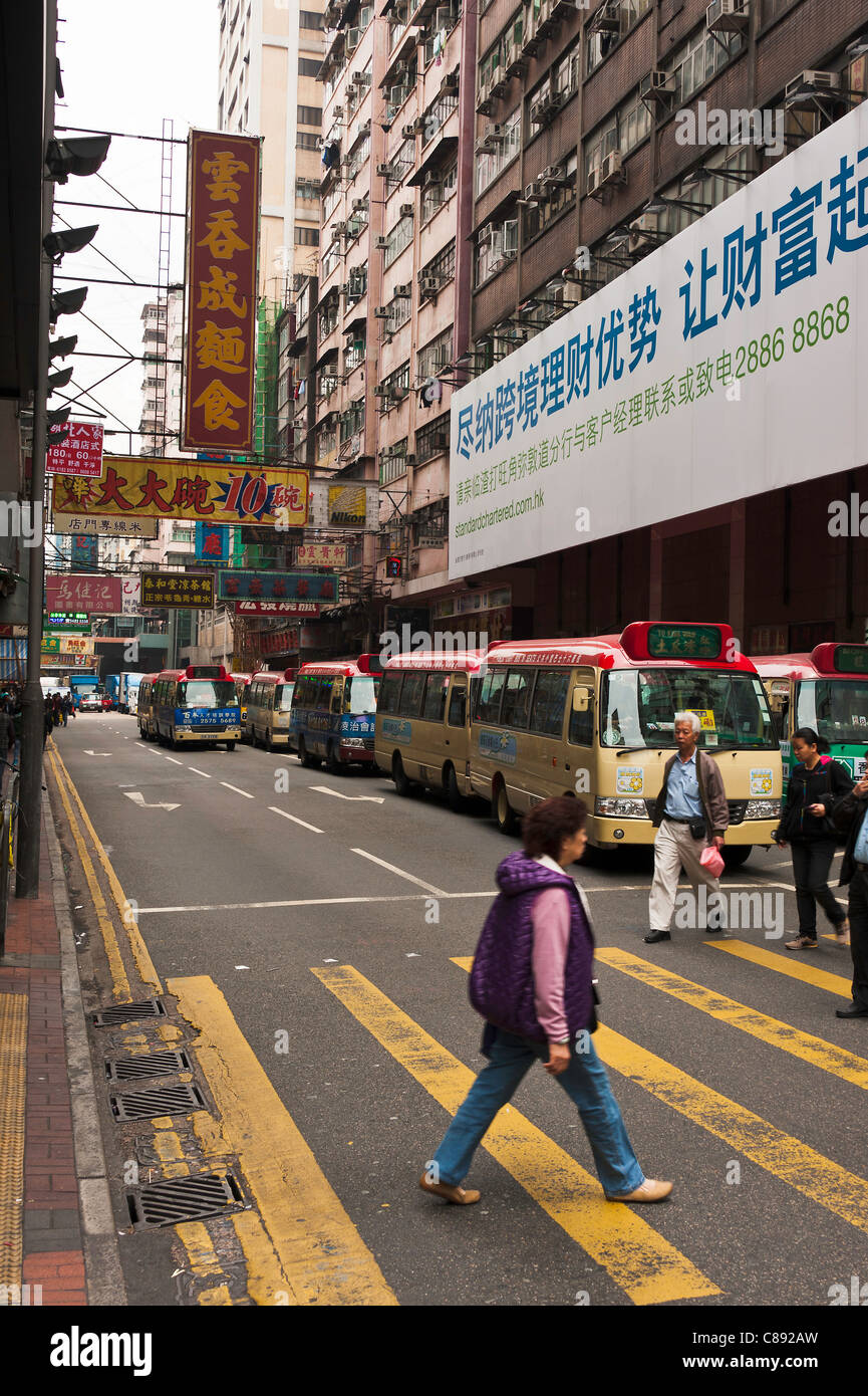 Seul les bus en bois devant les boutiques dans Tung Choi Street Kowloon Hong Kong Chine Asie Banque D'Images
