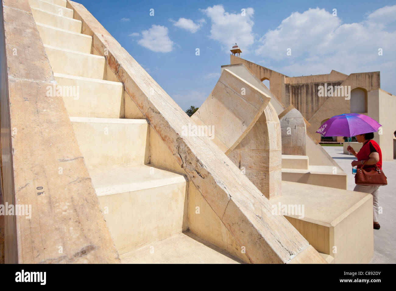 Escalier scorpion et derrière le Brihat Samrat Yantra Poissons signe astrologique à l'Observatoire de Jaipur, Rajasthan, Inde Banque D'Images