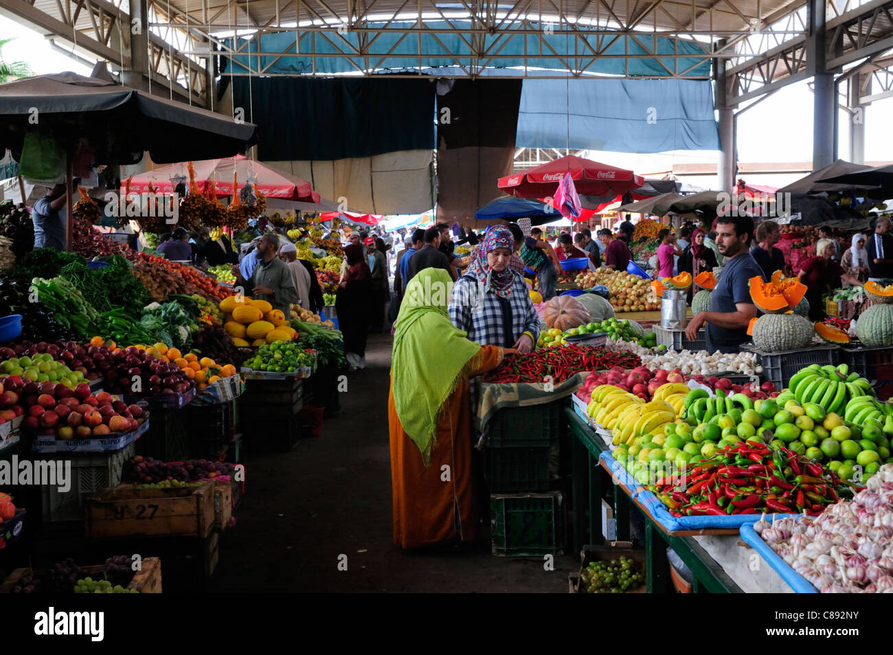 Les gens Shopping pour les fruits et légumes à souk el Ahad, Agadir, Maroc Banque D'Images