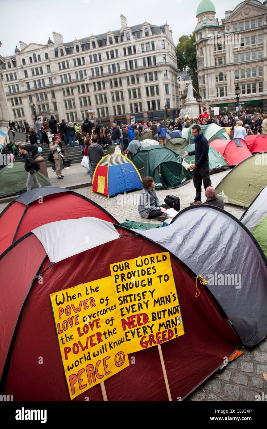 Tentes mis en place dans la zone en face de St Pauls. Occupy London protester à St Paul, 16 octobre 2011. La protestation s'étend de nous avec cette manifestations à Londres et dans d'autres villes dans le monde entier. Le mouvement 'occuper' se propage via les médias sociaux. Banque D'Images
