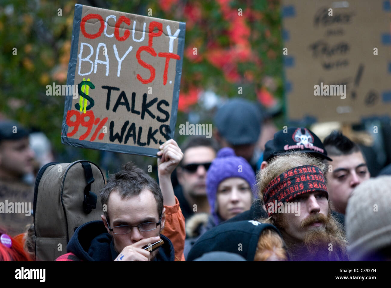 Toronto, Ontario, Canada - le 15 octobre 2011. Le mouvement occupons Wall Street est apparu dans un certain nombre de villes canadiennes, le samedi. À Toronto, une foule qui s'est passé à 3000 se sont réunis à King et Bay puis ont marché et territoires St James Park. Banque D'Images