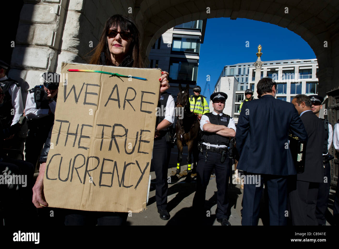 Les manifestants se rassemblent sur les marches de la Cathédrale St Paul. Une tentative d'occuper la Bourse de Londres est bloqué par la police Banque D'Images