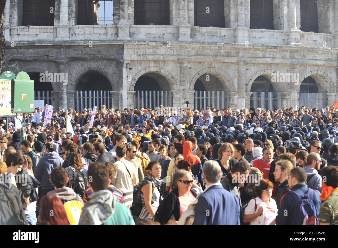 Black bloc sous le colisée. indignés protester à rome tourne à la violence Banque D'Images