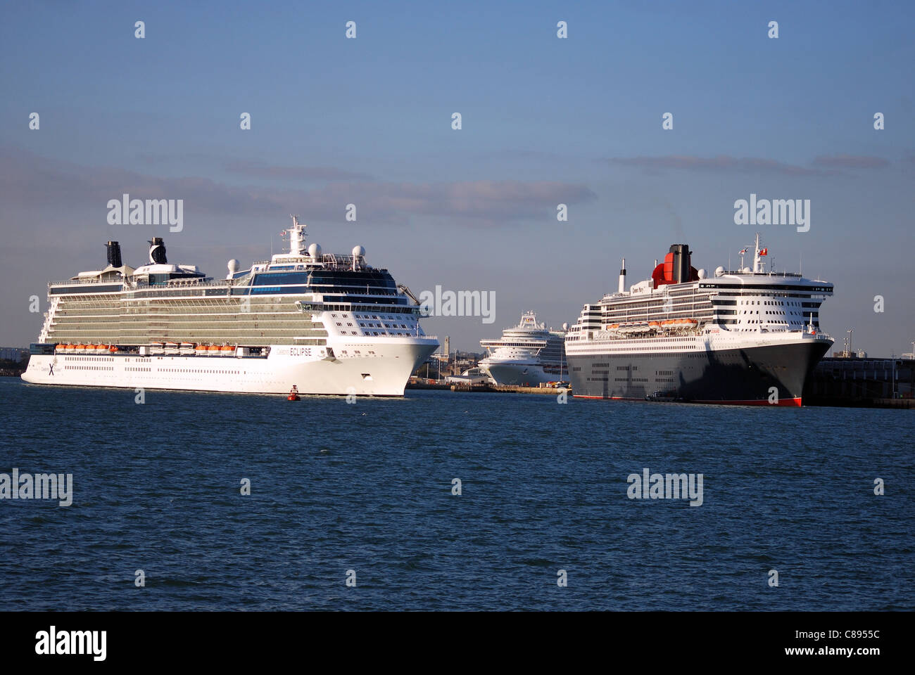 Le navire de croisière Celebrity Eclipse passe 2 navires de croisière à Southampton pour une croisière vers l'Espagne. Banque D'Images