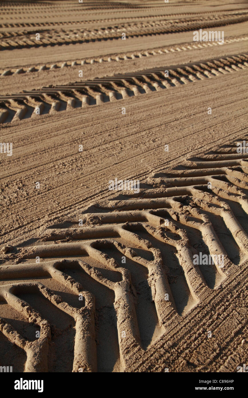 Les traces de pneus sur le sable Banque D'Images