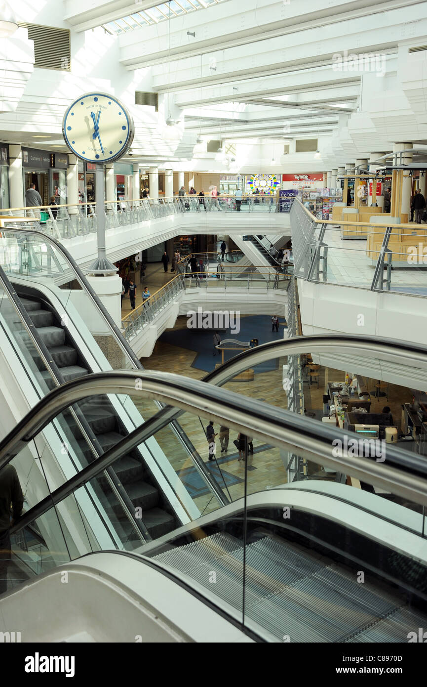 Les escalators et escaliers dans une galerie marchande couverte Banque D'Images