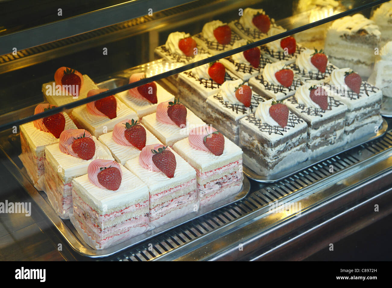 En pâtisserie gâteaux crème de fraise, London, UK Banque D'Images