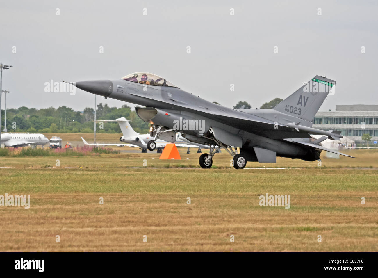 Un F-16 Fighting Falcon de l'USAF AF90023 Triple Nickel Aviano décolle au Farnborough International trade show Banque D'Images