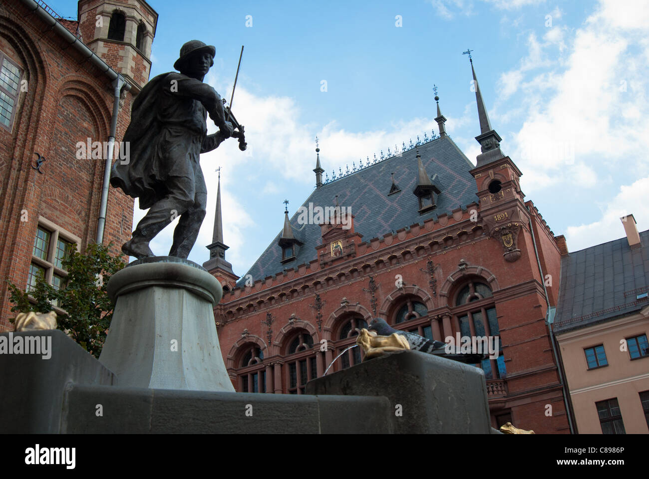 Statue de la paysanne boy Janko Muzykant, les villes propres "Pied Piper' dans la place du Vieux Marché, Torun, Pologne Banque D'Images