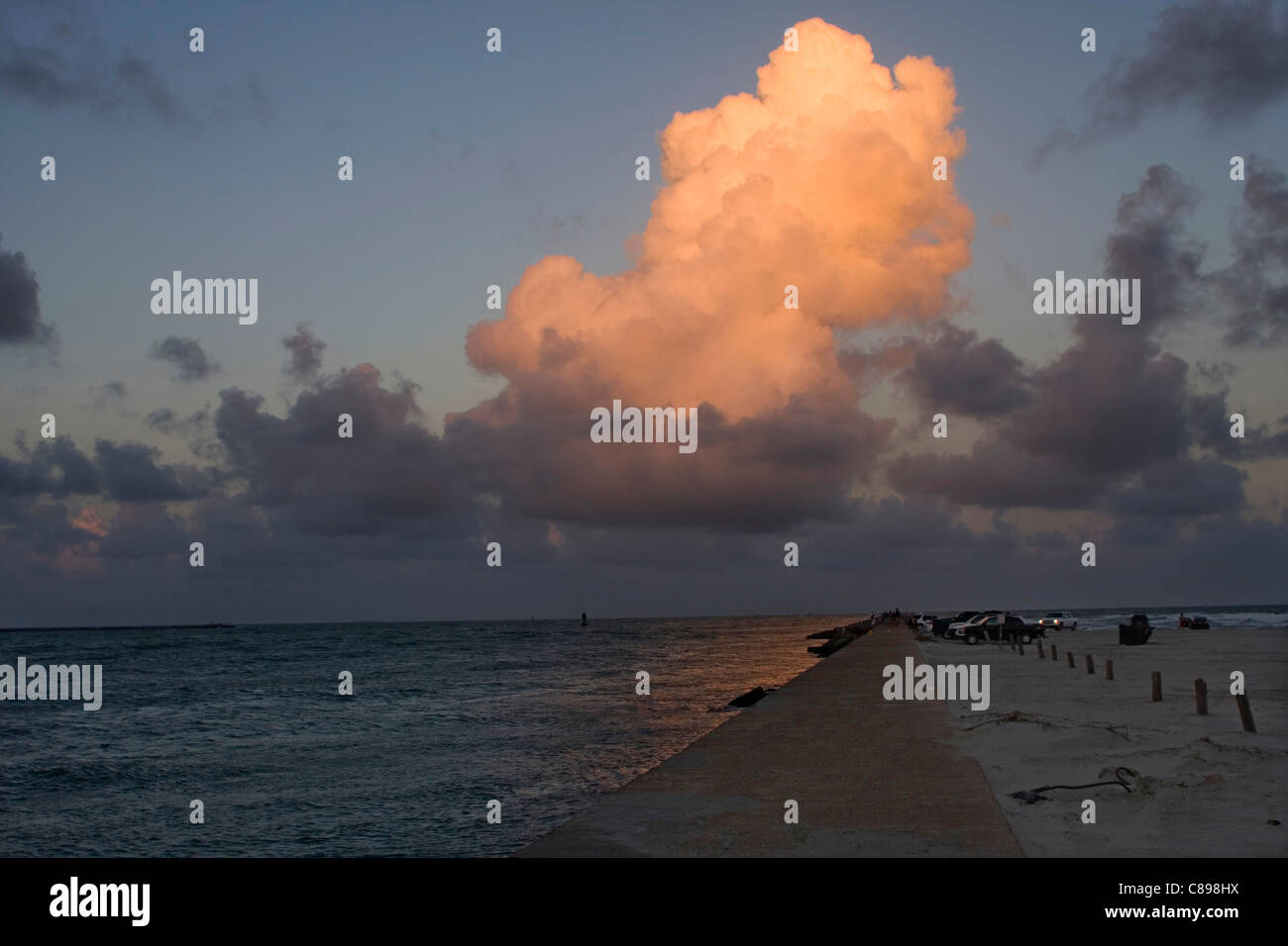 Le Crépuscule avec cumulus lite par sun au coucher du soleil à Port Aransas Texas USA Banque D'Images