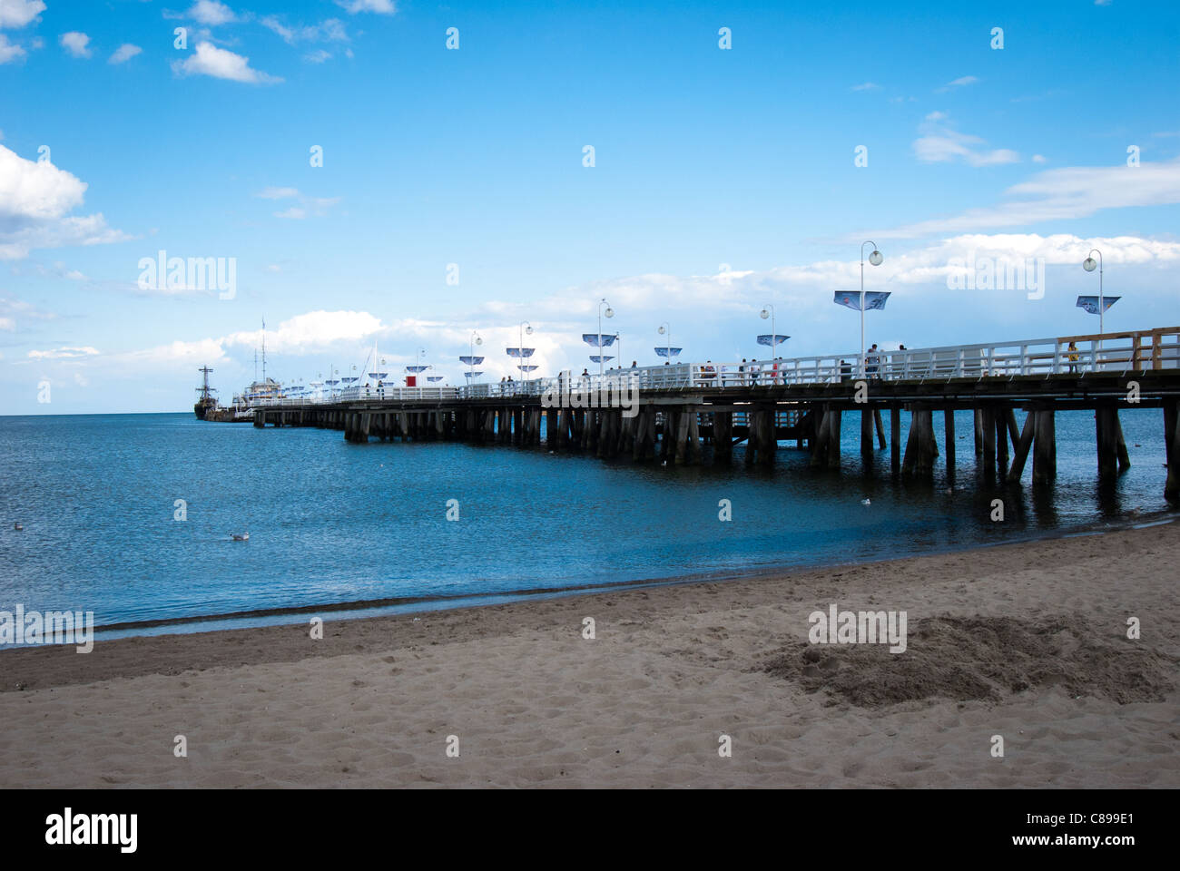 Plage de la jetée de Sopot avec en arrière-plan, la Pologne. C'est la plus longue jetée en bois en Europe - le Molo est 515, 5 mètres de long. Banque D'Images