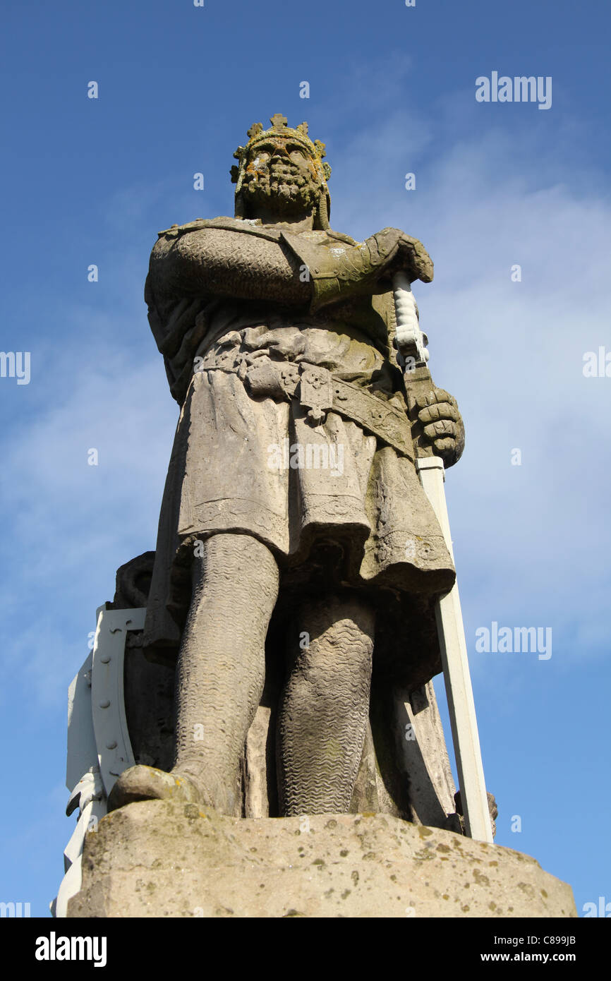 Ville de Stirling, Écosse. Low angle view of the King Robert the Bruce statue sur l'Esplanade du Château de Stirling. Banque D'Images