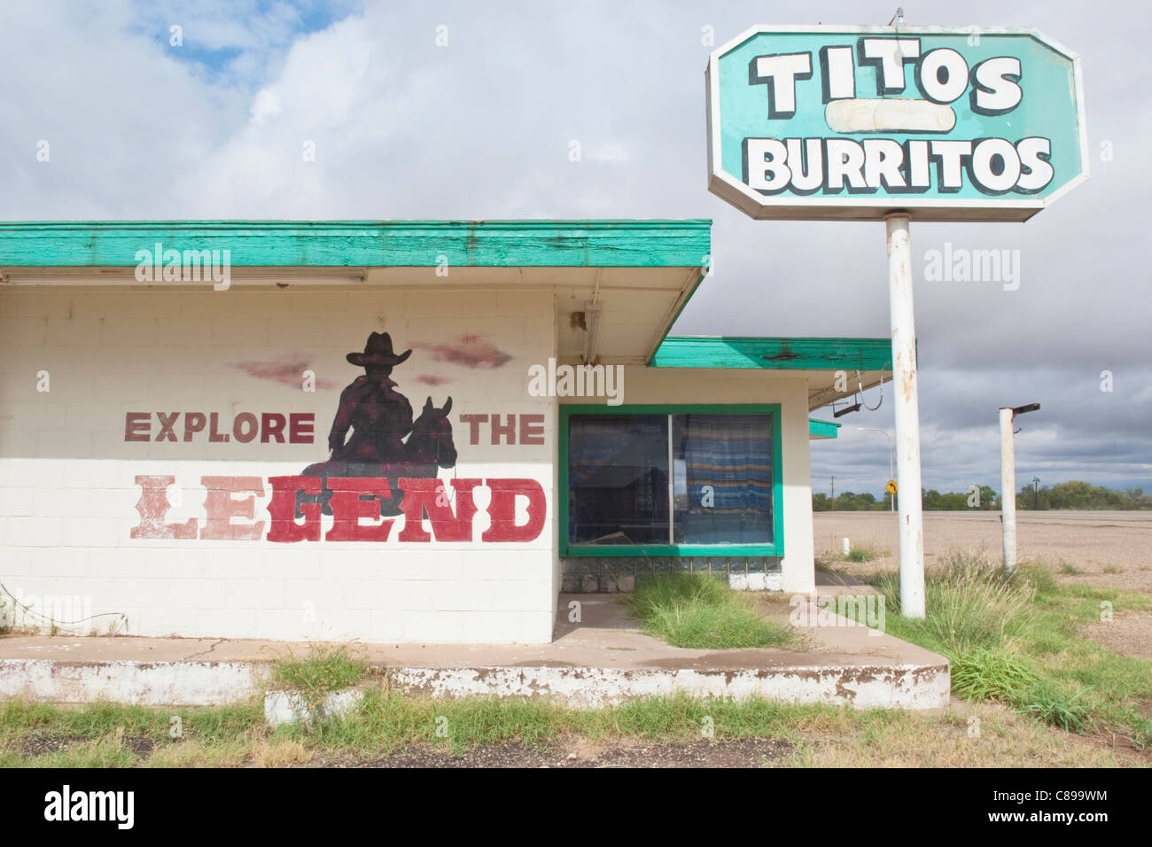 La légende de Billy the Kid est mis en évidence sur le côté de ce restaurant déserte à Fort Sumner, Nouveau Mexique. Banque D'Images