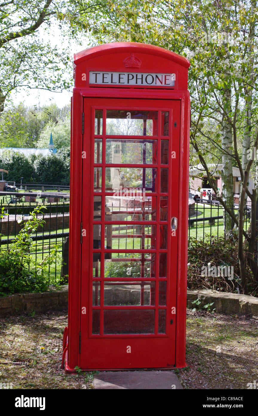 Cabine téléphonique rouge, Musée d'Avoncroft des bâtiments, Bromsgrove Banque D'Images