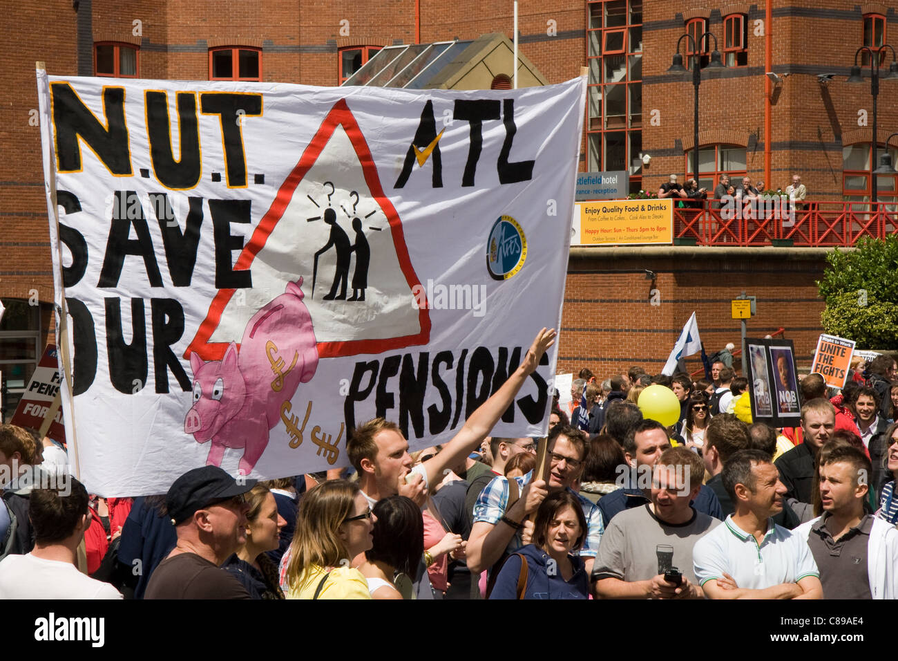Les enseignants grève retraite 30 juin 2011. Rally (après mars) à Castlefield Arena, Manchester UK Banque D'Images
