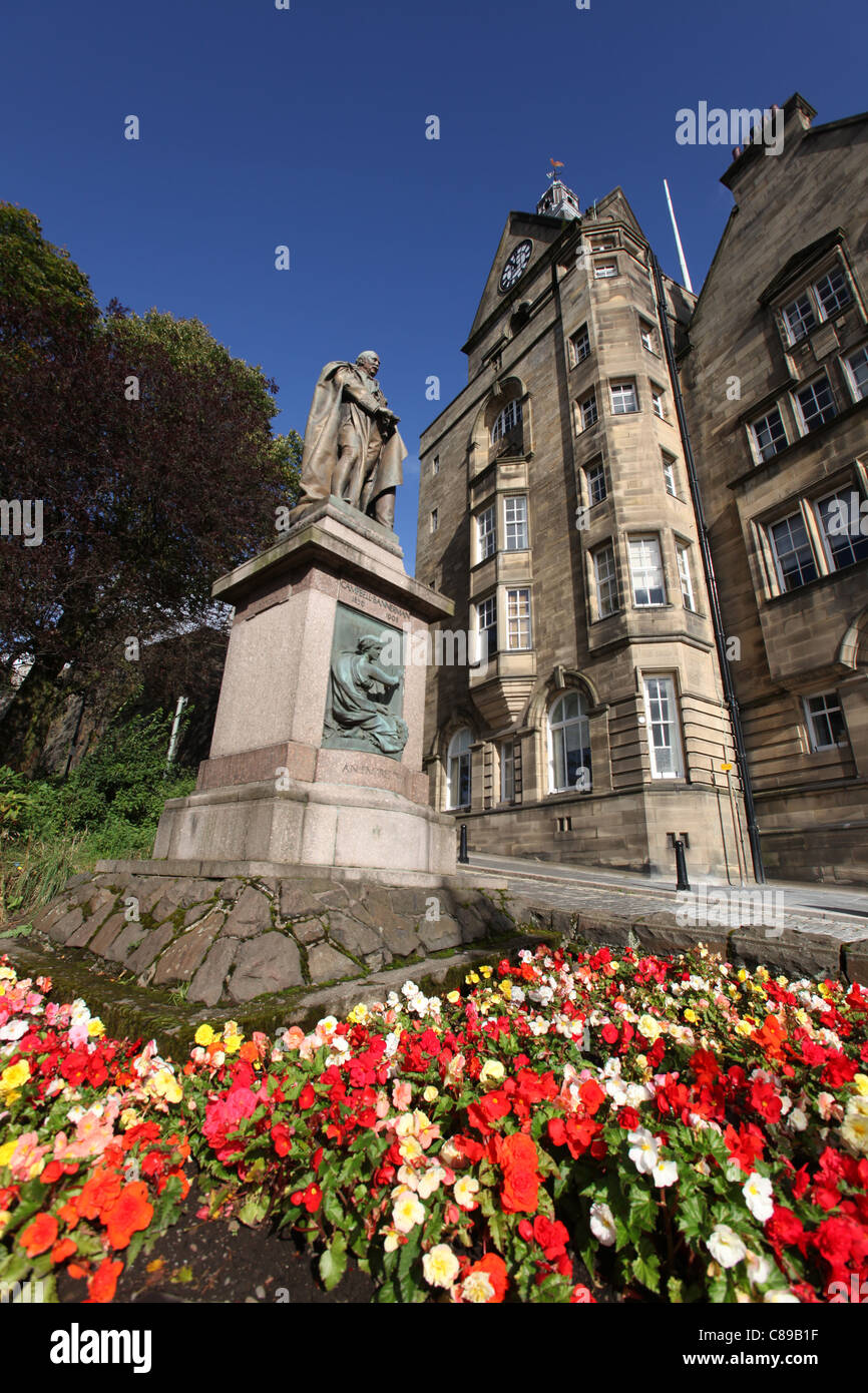 Ville de Stirling, Écosse. La statue de Sir Henry Campbell Bannerman avec le Stirling bâtiments municipaux de l'arrière-plan. Banque D'Images