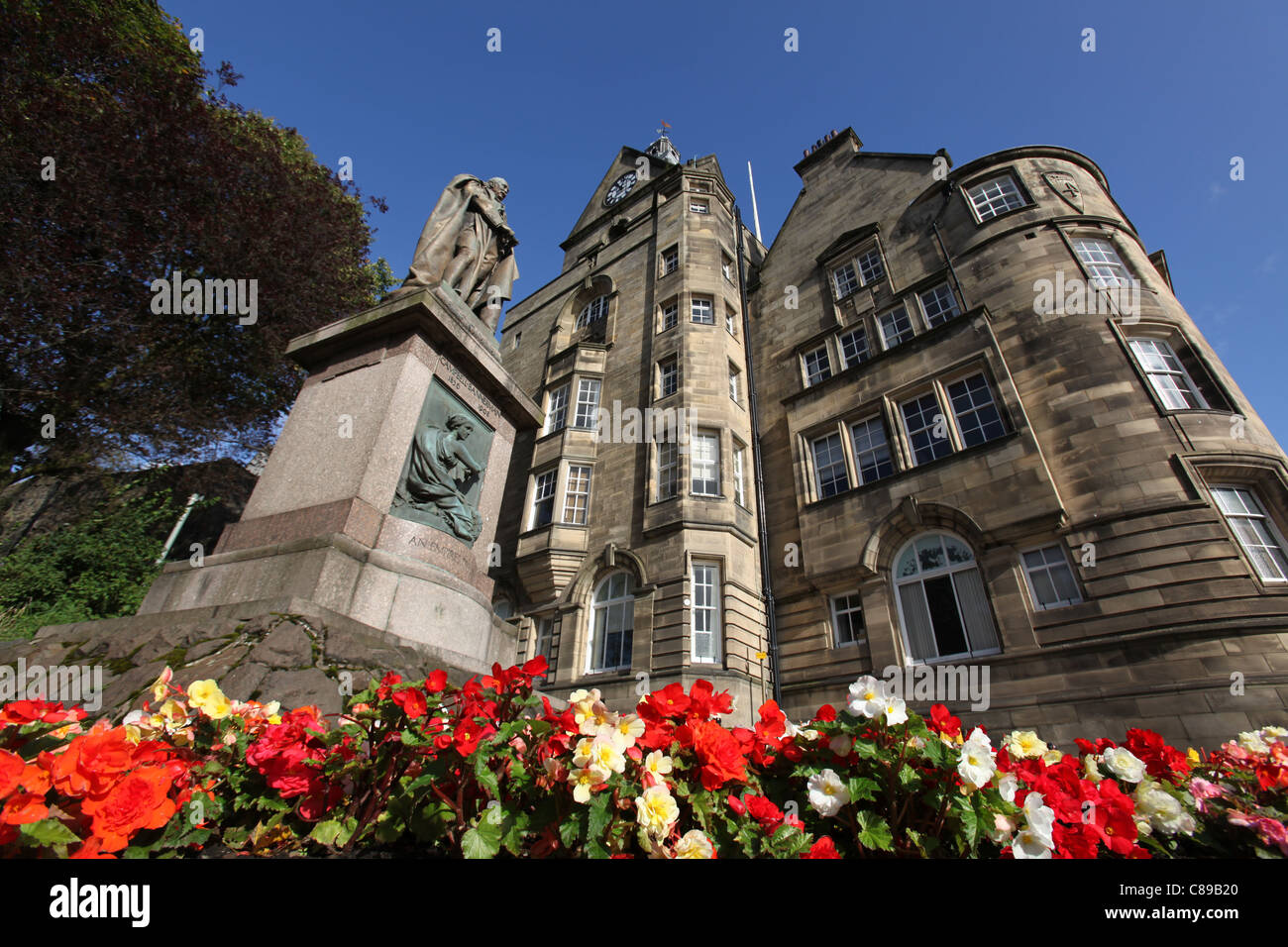 Ville de Stirling, Écosse. La statue de Sir Henry Campbell Bannerman avec le Stirling bâtiments municipaux de l'arrière-plan. Banque D'Images