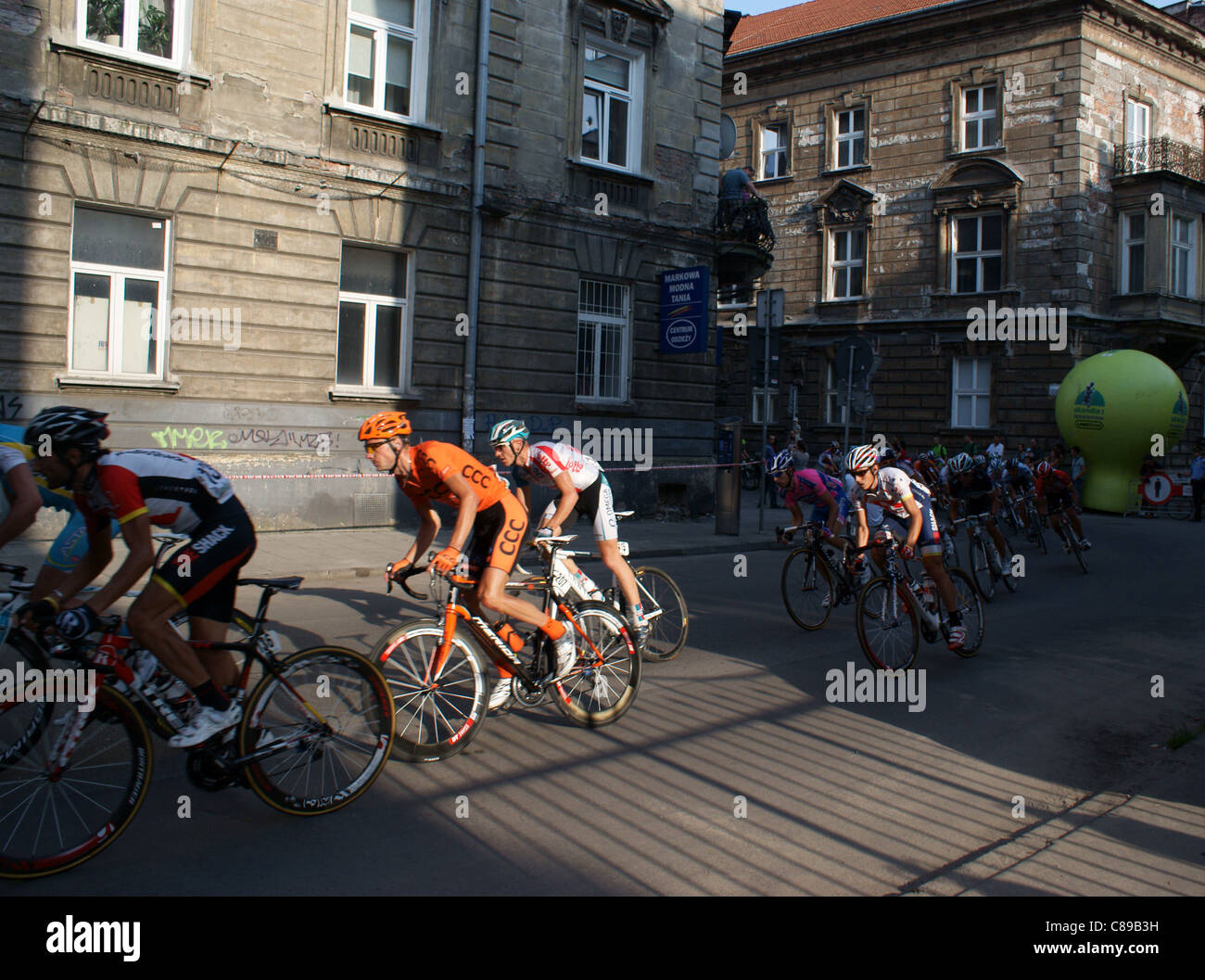 Les cyclistes équitation dans les rues étroites de la vieille ville de Cracovie au cours de la dernière étape du Tour de Pologne 2011 course. Banque D'Images