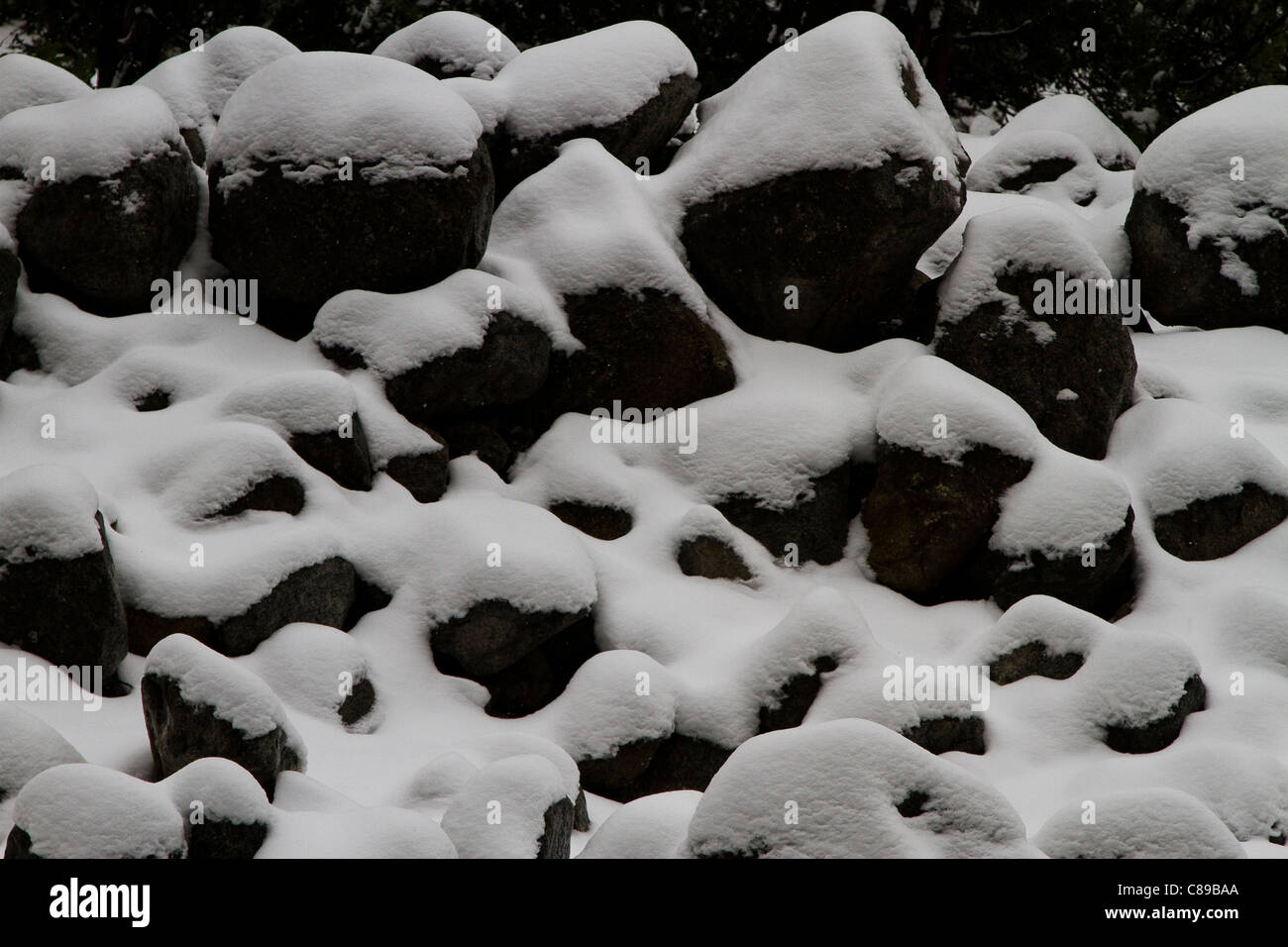 Des roches couvertes de neige Banque D'Images