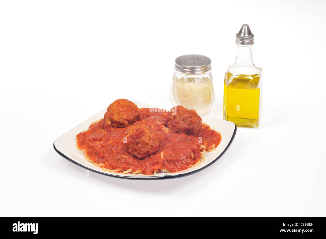 Repas de spaghetti et boulettes de viande avec sauce tomate sur plaque sur fond blanc. Banque D'Images