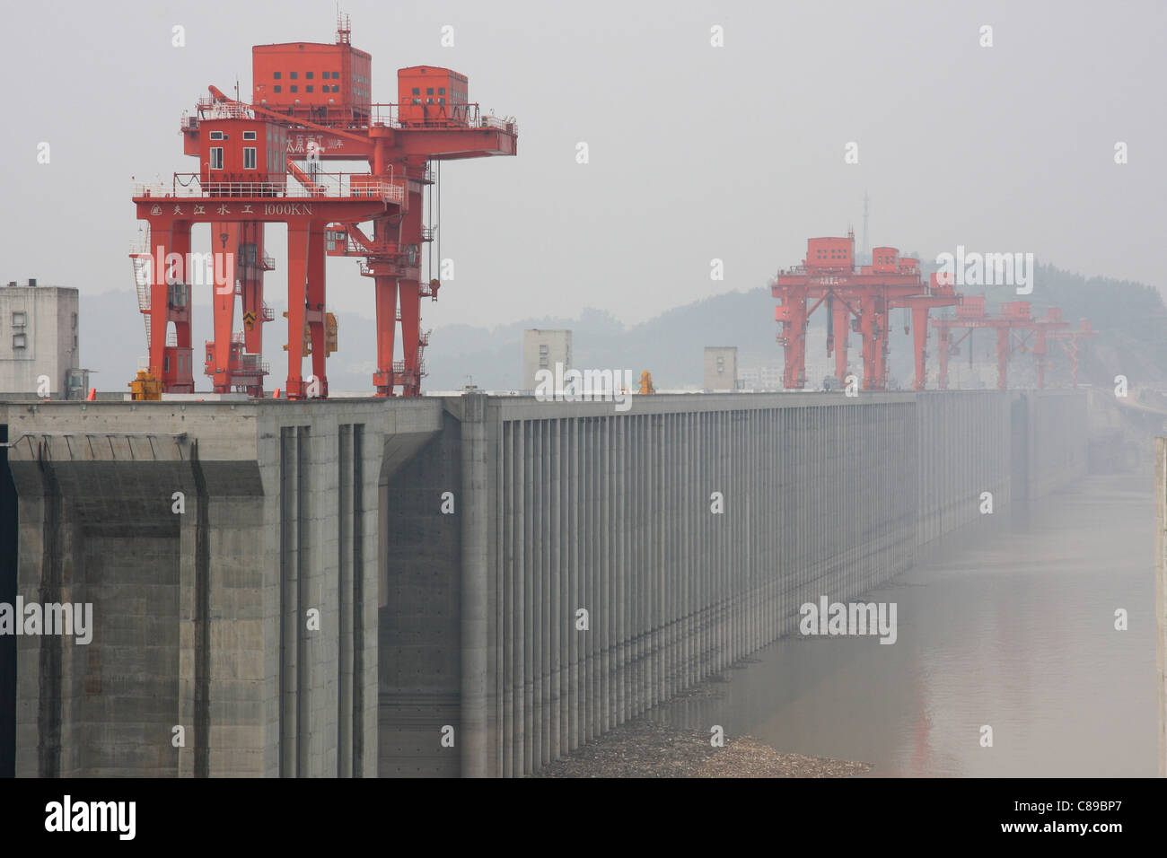Un jour brumeux au barrage des Trois Gorges, fleuve, Chine Banque D'Images