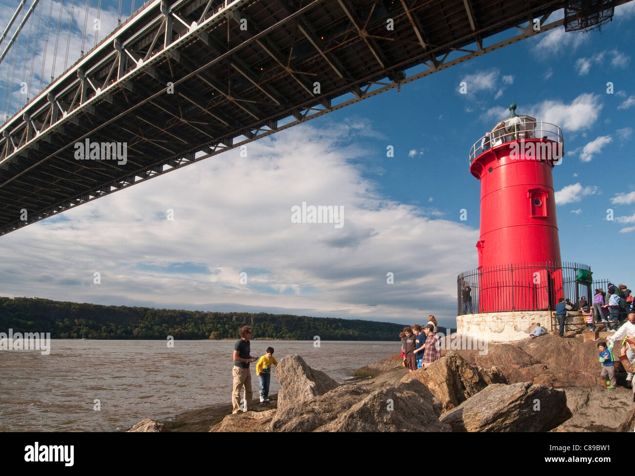 Le petit phare rouge, officiellement Jeffrey's Hook Lighthouse, à la base du pont George Washington à New York. Banque D'Images