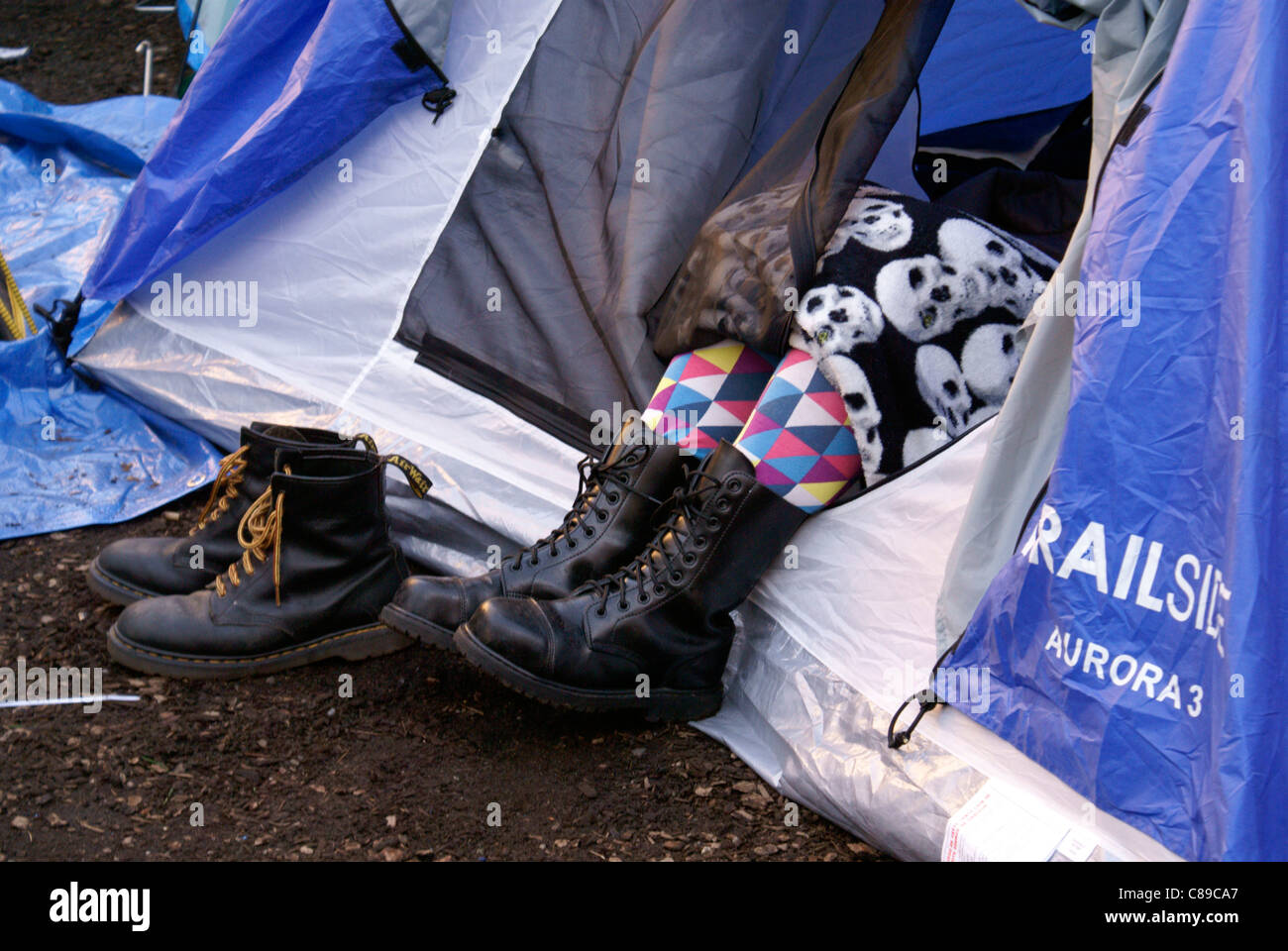 Les jambes des filles qui dépasse de l'une tente à l'Occuper Vancouver rally à la Vancouver Art Galler, Vancouver, British Columbia, Canada Banque D'Images
