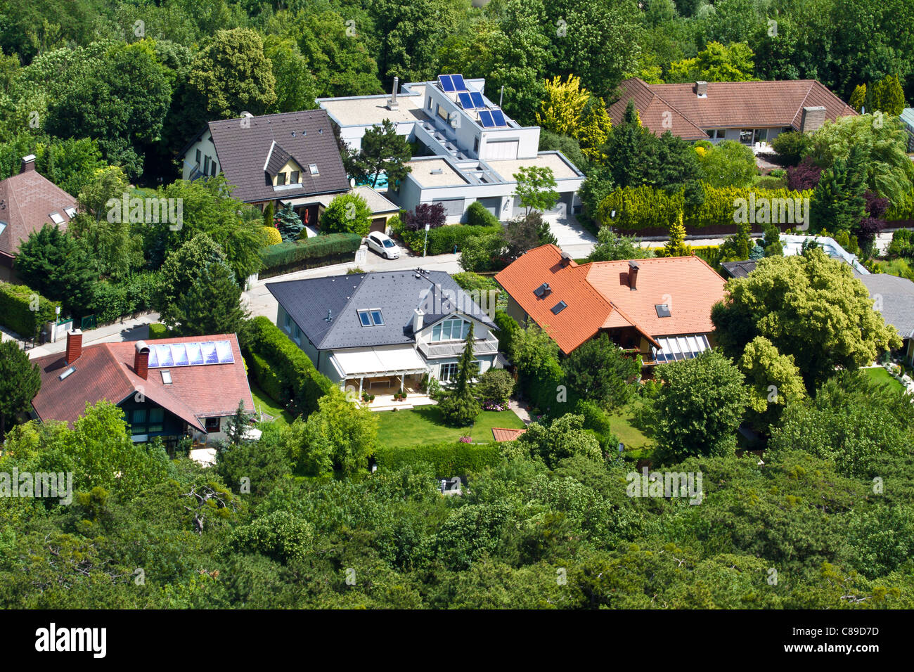 L'Autriche, Baden, vue de famille européenne des maisons dans des arbres denses Banque D'Images