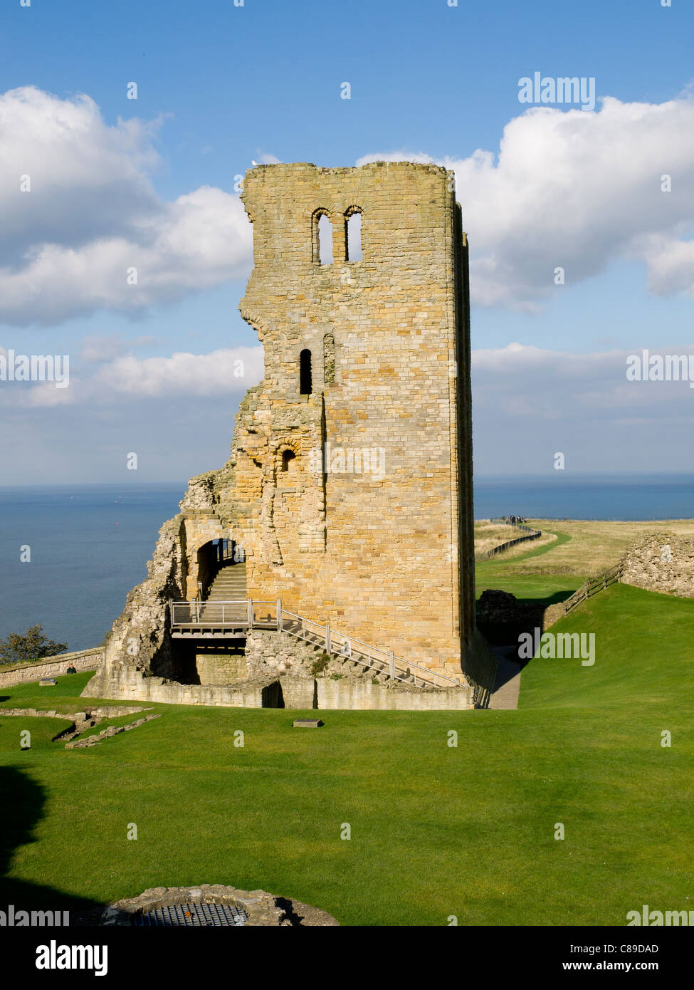 Les vestiges du donjon du château de Scarborough en partie détruite par l'arrêté du parlement après la guerre civile 1649 Banque D'Images