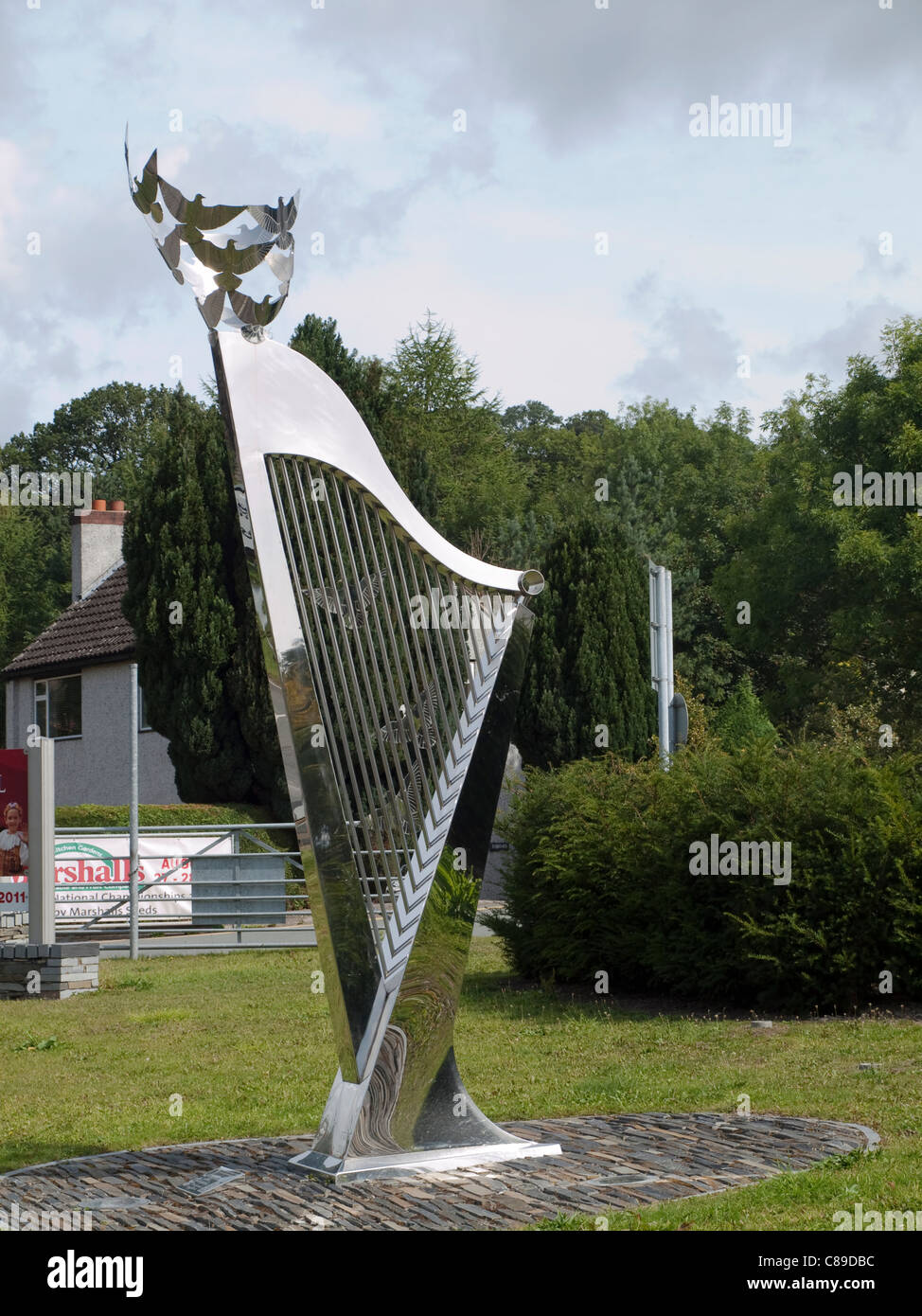Harpe en acier inoxydable et de colombes à l'extérieur de l'entrée de la sculpture de l'Eisteddfod international à Llangollen site. Banque D'Images