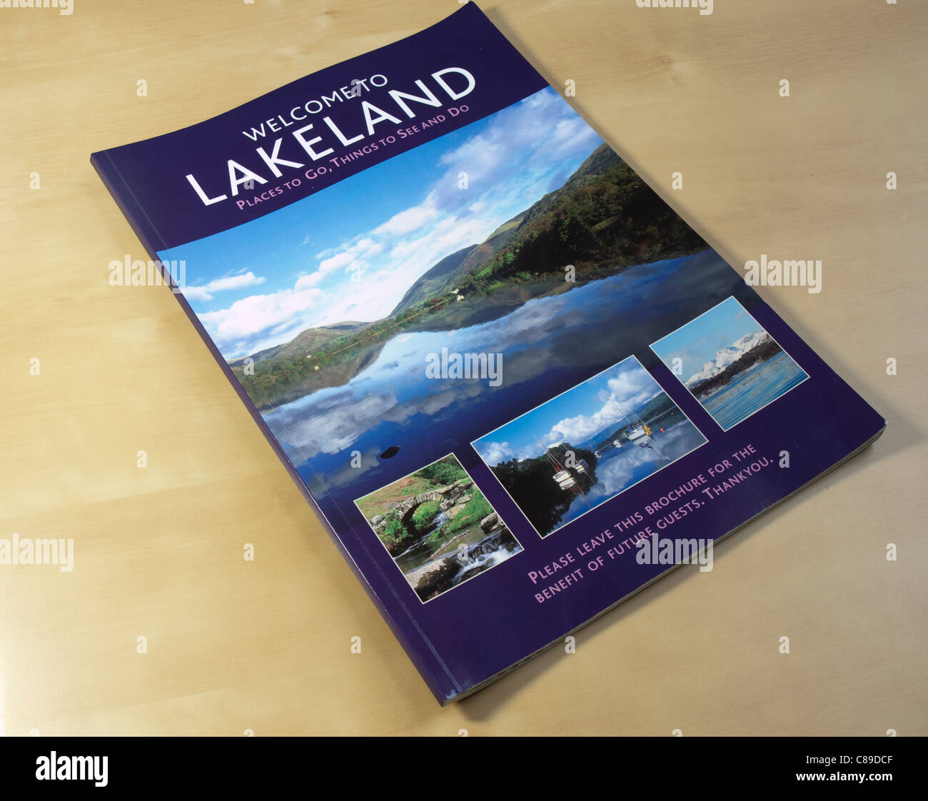 Lake District visitor attractions 'Bienvenue à Lakeland' brochure sur la finition en bois de pin tableau Banque D'Images
