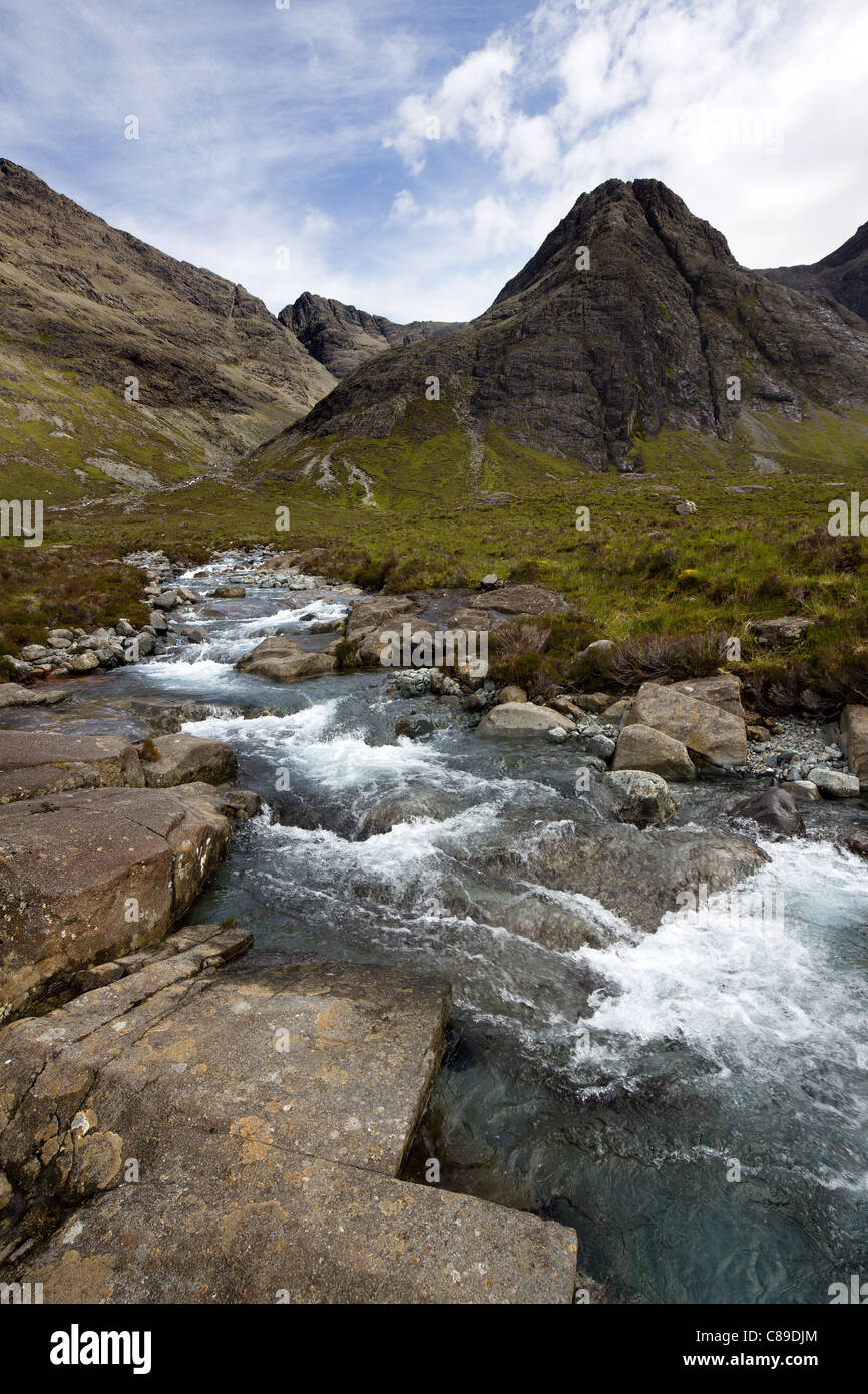 Tumbling ruisseau de montagne d'un Tairneilear avec Coco Allt Cuillin noires montagnes derrière, Glen cassante, Isle of Skye, Scotland, UK Banque D'Images