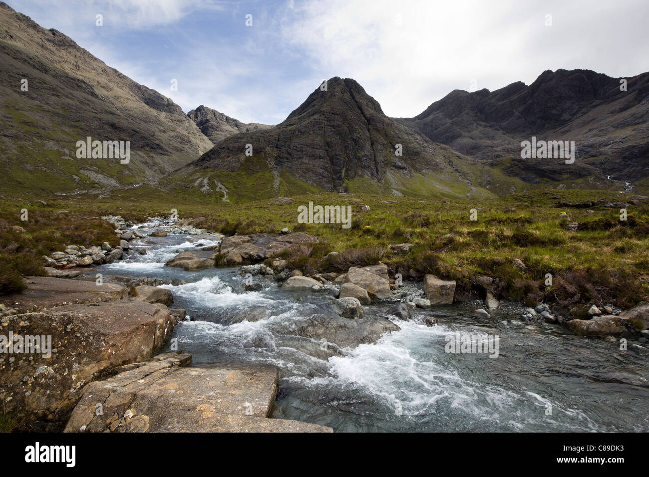 Tumbling ruisseau de montagne d'un Tairneilear avec Coco Allt Cuillin noires montagnes derrière, Glen cassante, Isle of Skye, Scotland, UK Banque D'Images