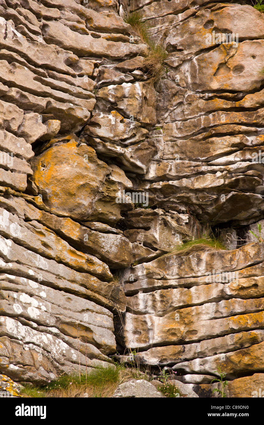 Falaises rocheuses érodées sur les rives du Loch Slapin près de Kilmarie, Isle of Skye, Scotland, UK Banque D'Images